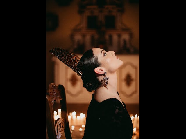 Vídeo relacionado con Peineta mantilla y broche para niña (Peineta con broche DORADO) Tamaño 120 x 170 mm con púas (Peineta), 60 x 30 mm (Broche)