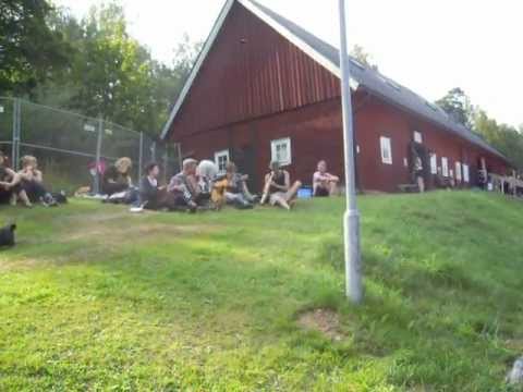 DSCN2341 Korrö Music 4 on lawn good vibes