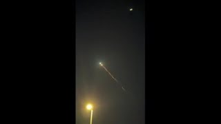 Una scia luminosa all'alba nei cieli del Salernitano