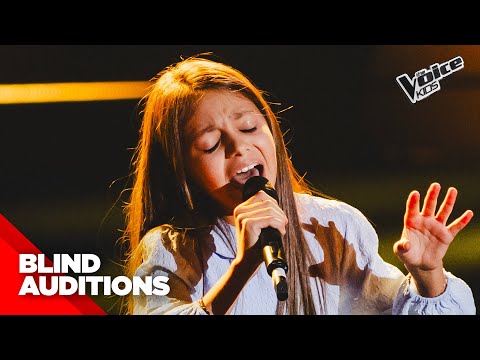Azzurra interpreta “Portami A Ballare” di Luca Barbarossa | The Voice Kids 3 Blind Auditions