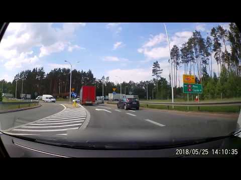 2018 0525 Zjazd z A4 na Opole, pani jedzie na rondzie pod prad