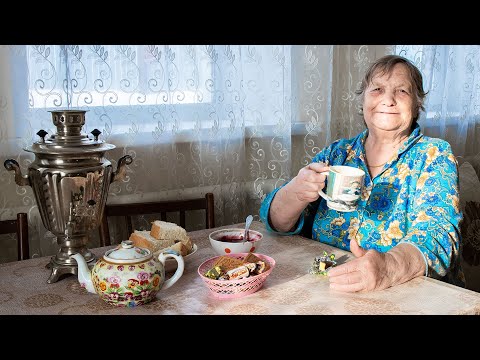How do lonely grandmothers live in the village of Russia? Rural everyday life