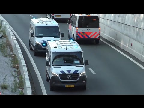 Bijna Aanrijding Verschillende politie wagens begeleiden Demonstranten vanaf de A12 in Den Haag