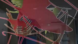 bettie serveert crutches