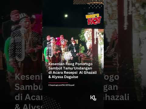 Tamu Undangan Resepsi Al Ghazali & Alyssa Daguise Disuguhi Reog Ponorogo Saat Akan Memasuki Venue.