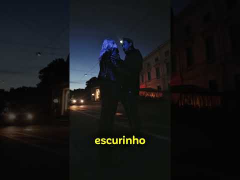 Na esquina do cinema.