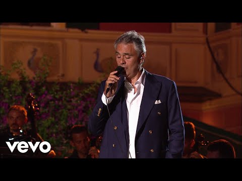 El Tenor Italiano Andrea Bocelli Interpreta 'Perfidia'