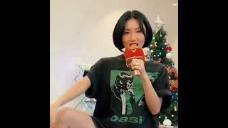Download lagu Hwasa sings Jingle Bells #hwasa #Hwasamoments #kpop mp3