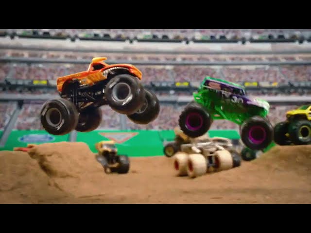 Vídeo relacionado con Monster Jam - Pack 2 Coches Monster Truck Marvel Oficial Escala 1:64 METÁLICOS - Modelo Aleatorio - Coches para Niños - Juegos Infantiles - Juguetes Niños 3 años +