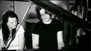 The White Stripes - White Moon [Under Great White Northern Lights]