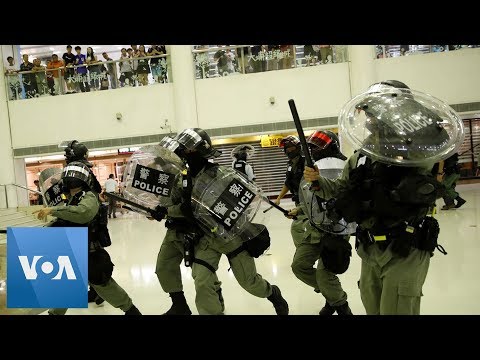 Hong Kong Riot Police Search Shopping Mall to Crack Down On Protesters