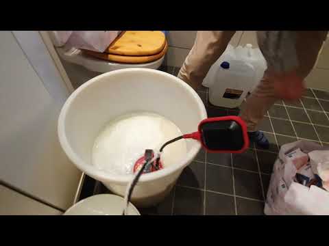 Blandar sockervatten på kallvatten med vattenpump.