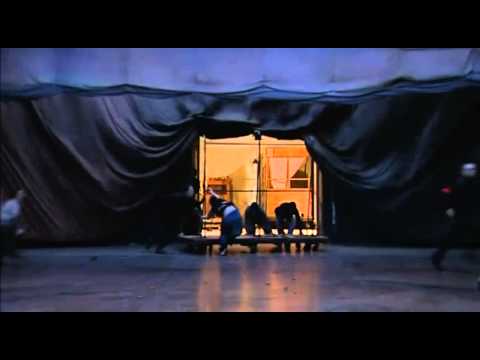 Σκηνές από την παράσταση Το Τελευταίο Καραβανσεράι (παραγωγή Théâtre du Soleil, σκηνοθεσία Ariane Mnouchkine), στις οποίες γίνεται εκτεταμένη χρήση σύγχρονων «εκκυκλημάτων»-τροχήλατων εξεδρών. 