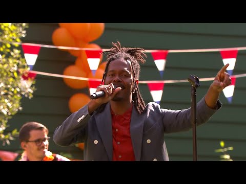 Jeangu Macrooy - Toch Een Beetje Samen (Live op Het Koningsdag Balkonconcert)