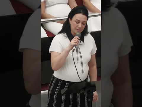 Ne mințim zi de zi că am fost că vom fi Și uităm mult prea des să mai fim Ce săraci lumea vom părăsi