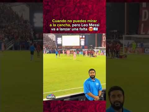 😯 Cuando no puedes mirar a la cancha, pero juega Messi 😍 | #football #footballshorts #futbol #soccer