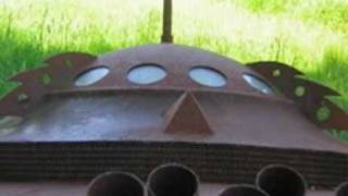 preview picture of video 'Vashon Island Municipal Airport UFO sculpture'