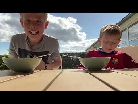 Mig og Villads spiser chili nudler