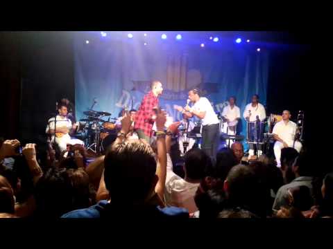 Xande de Pilares versando no show de Diogo Nogueira na Lapa