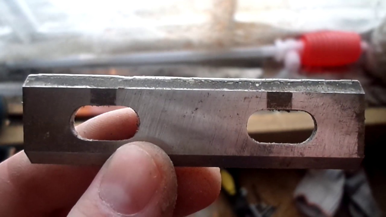 Угол заточки ножей для рубанка интерскол. Заточка лезвий рубанка интерскол. Как выставить ножи на электрорубанке. Как выставить ножи на электрорубанке. Регулировка рубанка интерскол 110.