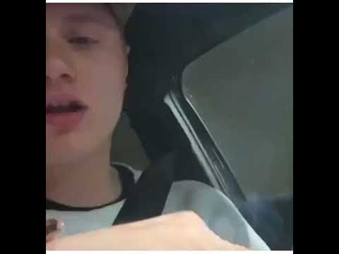 Einár visar en bit av sina framkommande låtar