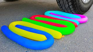 Aplastando Cosas Crujientes con el Coche | Experimento: Arcoíris de Globos VS Rueda de Coche