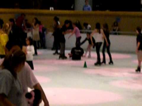 Mechs freshy does the split on ice!