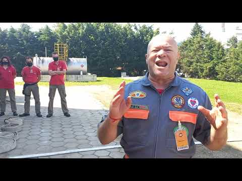 Training in hose deployment techniques - Firefighters from the Zen Brusque SC Emergency Brigade.