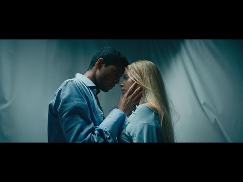 Dos Extranos - Marina Reche
