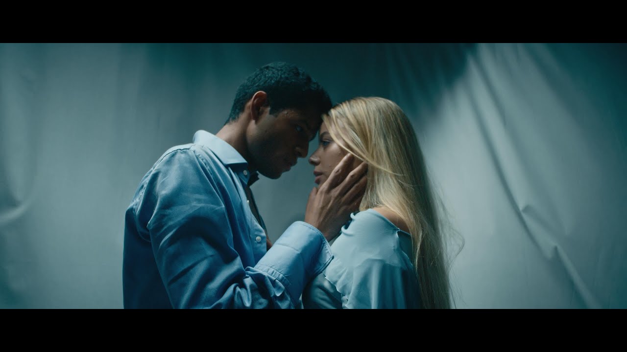 Marina Reche — Dos Extraños