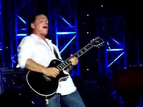 Journey - Who's Crying Now (full Neal solo Manchester)