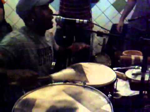 Leandro Costa (ex-Dose Certa) com o grupo no Bar Samba. 'Vou Festejar' e Samba Enredo Mangueira 2002