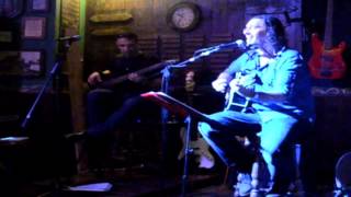 Tributo a Revólver. Molly Huelva. Cover: El aire sabe a veneno.