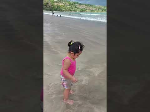 Bermain pasir dan air di pantai Muaya Jimbaran-Bali