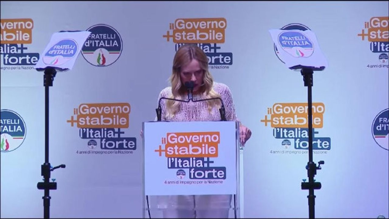 Ovazione per Meloni durante discorso a Bari, la premier: E' lungo sto intervento usciamo alle 21