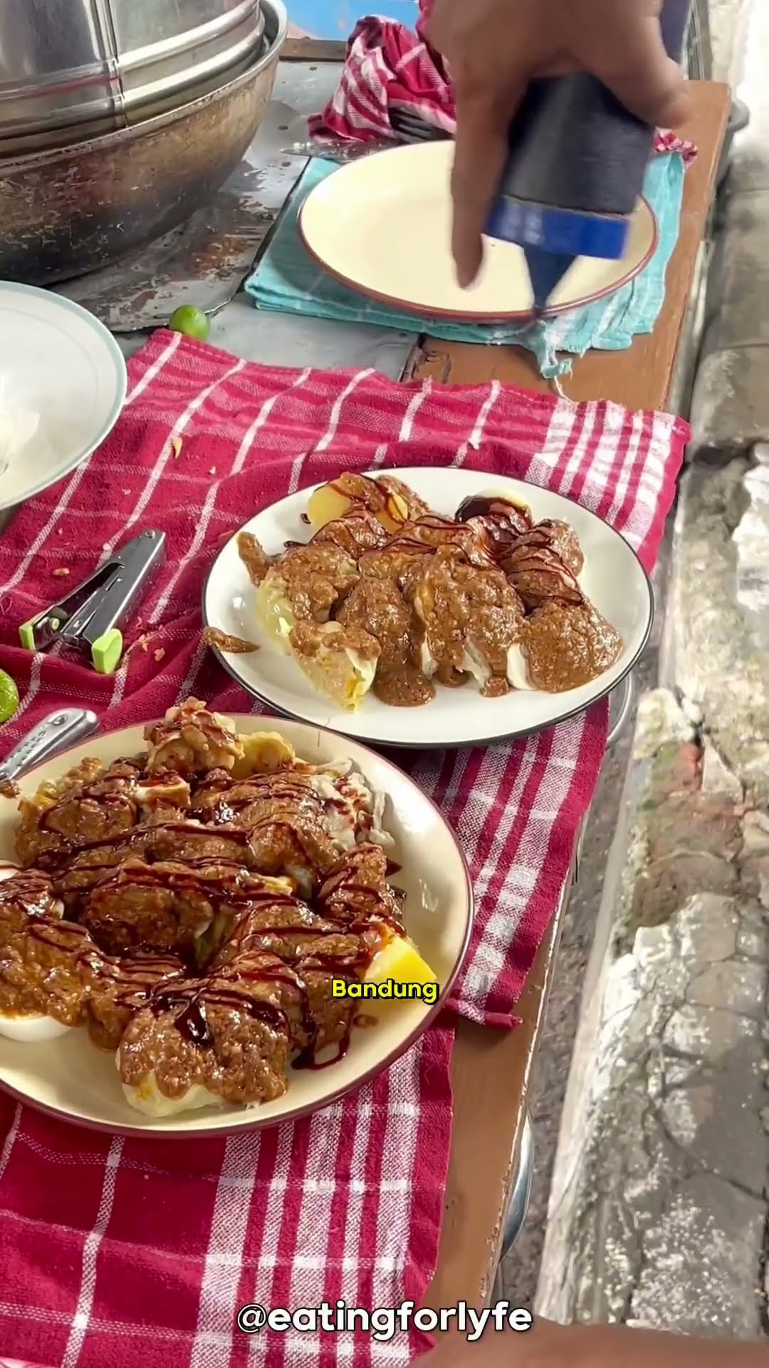 Siomay gerobak yang udah 20 tahun ini bener-bener juara! Rasanya bikin nagih, wajib coba kalau ke Bandung! 😋✨