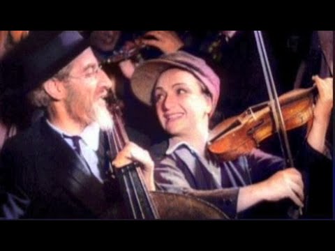 MOLLY PICON and SIMCHA FOSTEL YIDL MITN FIDL [Yiddle with the fiddle] (subtitled) ייִדל מיטן פידל