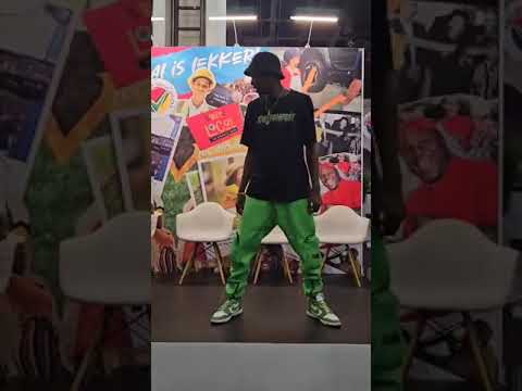 Robot Boii &  Tshwala Bam S.N.E & EeQue (Offcial Vídeos Musical)