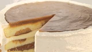 preview picture of video 'Salted Caramel Vanilla Crunch Cake'