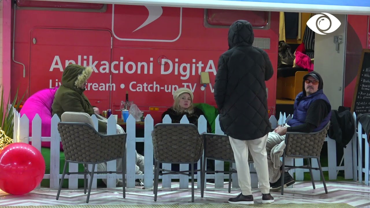 Mu vutë të dy si xhandarë/ Luizi diskuton me Zhaklinën