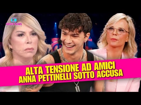 Alta tensione ad Amici: Pettinelli sotto accusa, Maria interviene, gelo totale in studio