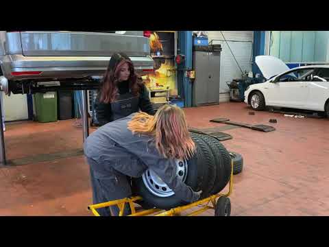 Reifenwechsel im Fahrzeughaus Müller