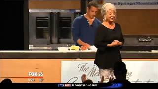 Paula Deen First Public Appearance After Controversy, Gets Standing Ovation, Tears Up - 9/14/13