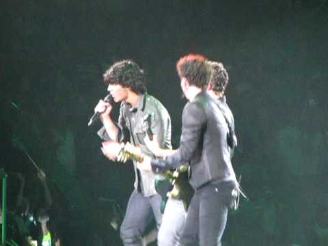 nick jonas forgets the lyrics to poison ivy 7/15/09-new jersey