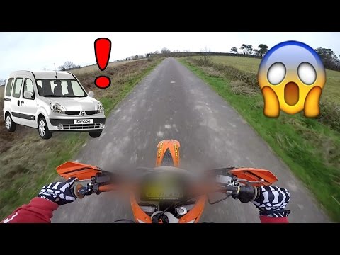 JE ME FAIS COURSER PAR UNE VOITURE