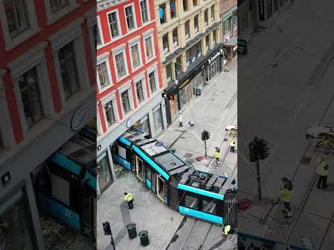 Straßenbahn kracht in Geschäft