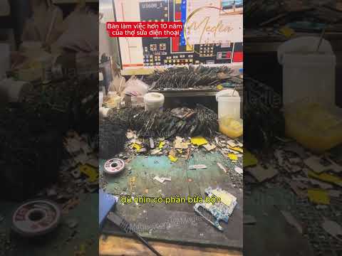 Bàn làm việc của anh thợ sửa điện thoại