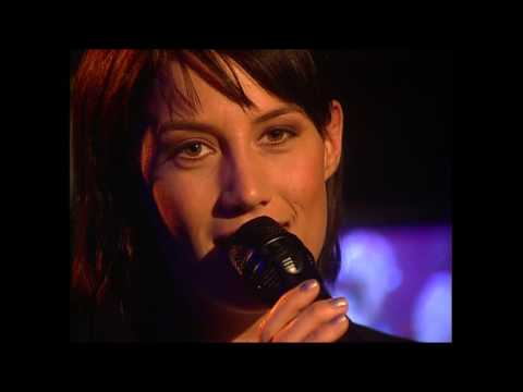 Jill Johnson sjunger ”Kärleken är” i Nyhetsmorgon 1998 - Nyhetsmorgon (TV4)