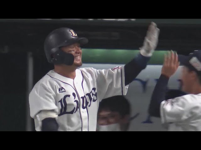 【8回裏】待望の一発!! ライオンズ・森友哉 スタンド中段への今季第1号の2ランホームラン!! 2022年6月7日 埼玉西武ライオンズ 対 読売ジャイアンツ