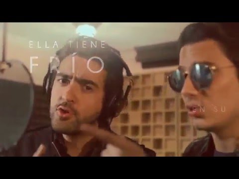 ALEJANDRO GONZÁLEZ Ft  Pipe Bueno   Le Hace Falta Un Beso Lyric Video